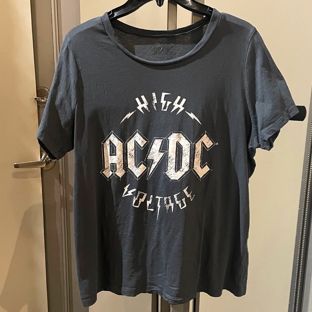 🌟 Vintage AC/DC High Voltage Band Tee Distressed Rock Graphic T-Shirt – Large